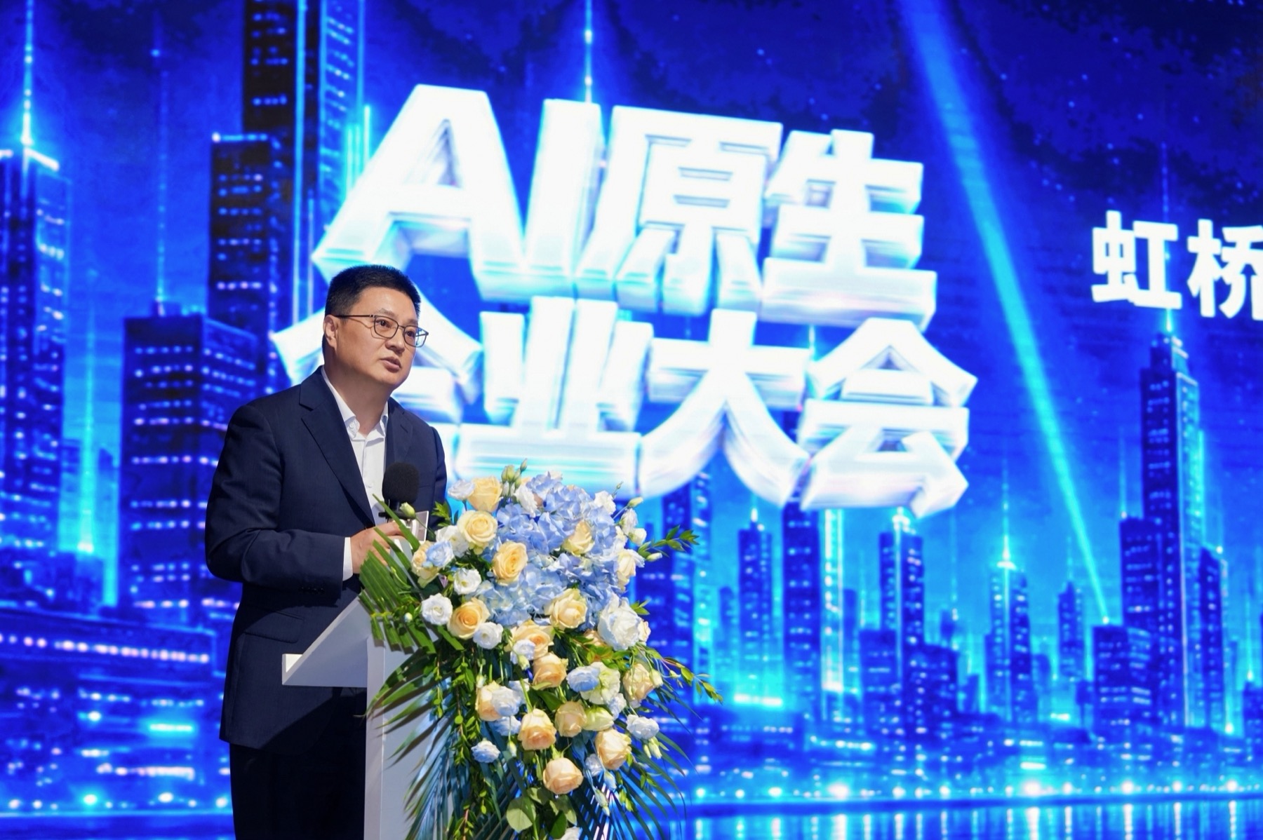 虹桥国际中央商务区管委会党组成员、副主任胡志宏在大会现场致辞
