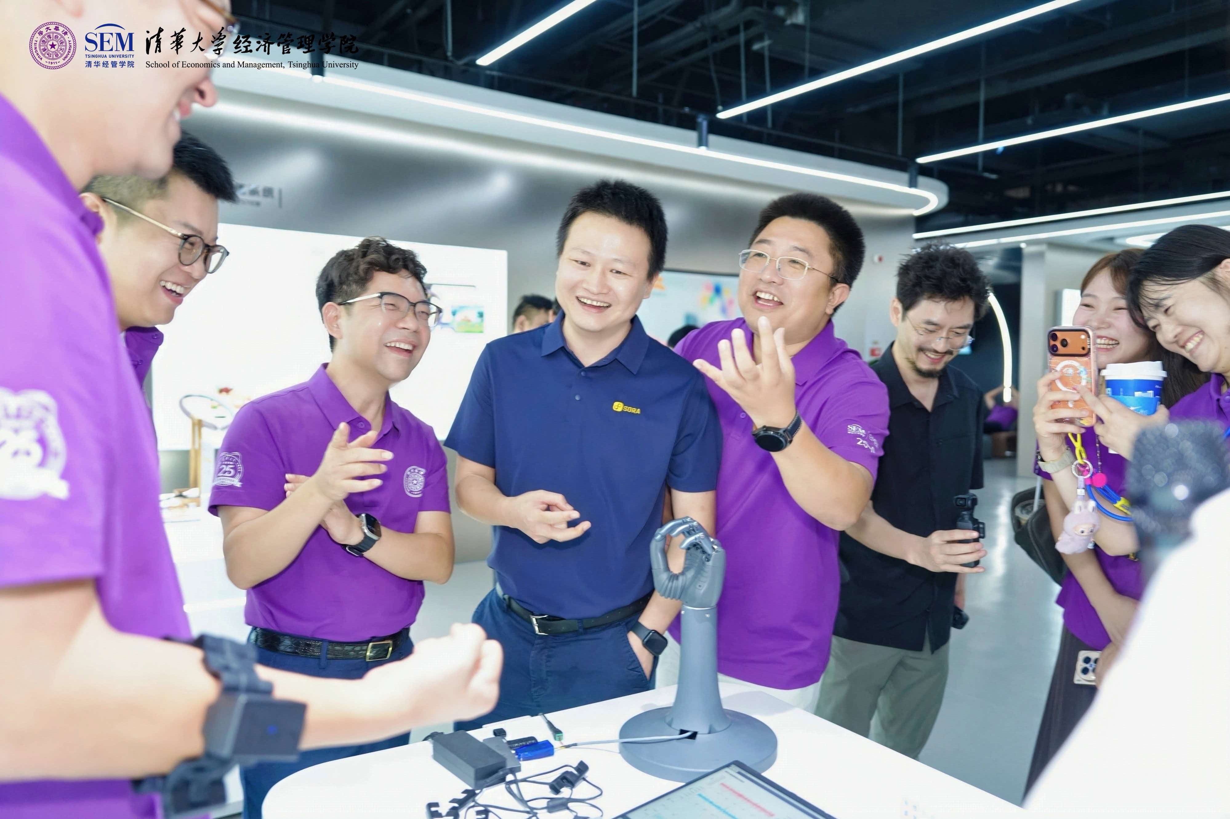 Tsinghua SEM EMBA 25D participants visit BrainCo to learn about brain-computer interfaces and intelligent hardware