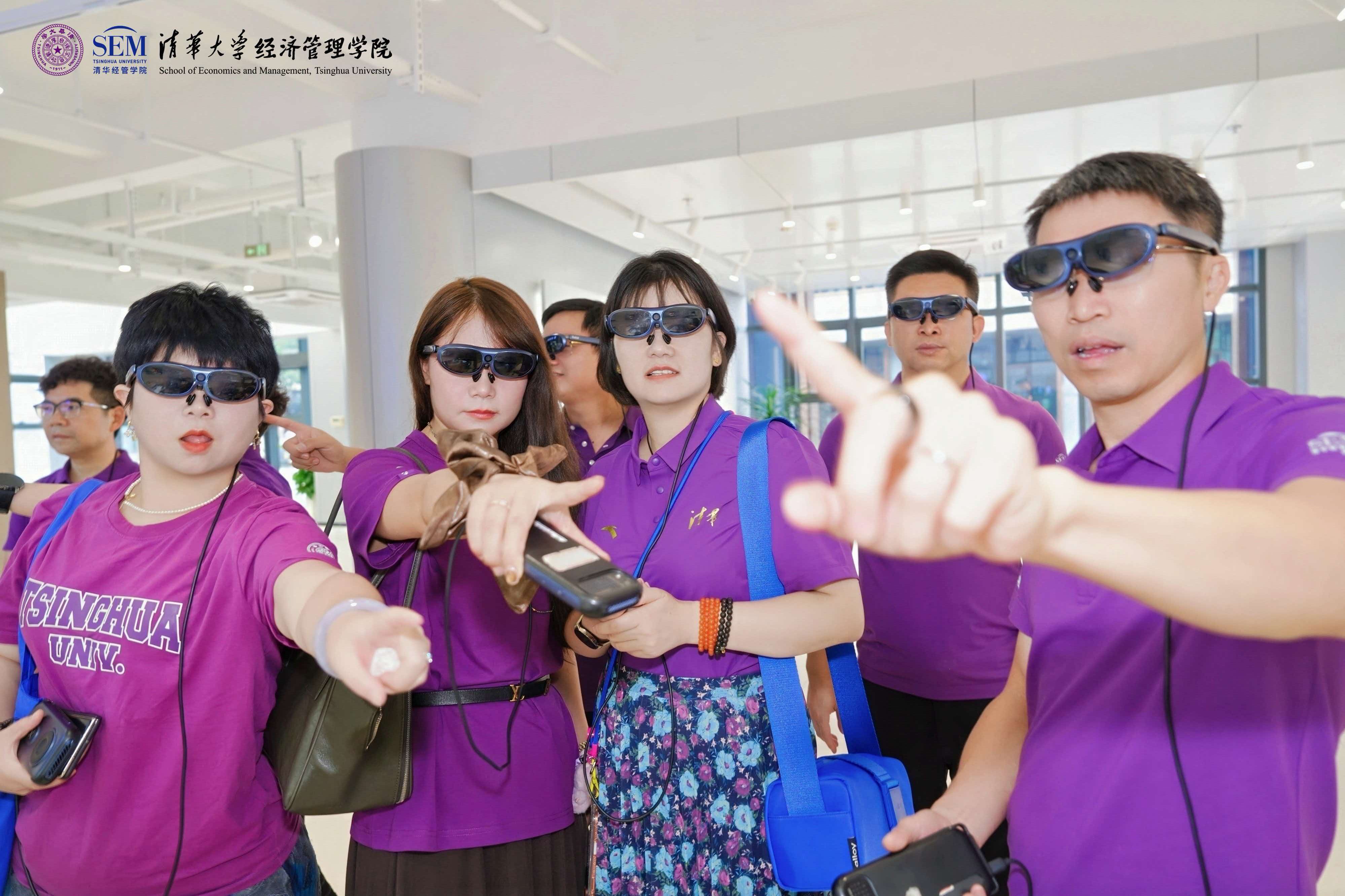Tsinghua SEM EMBA 25D participants experience AI glasses at Rokid