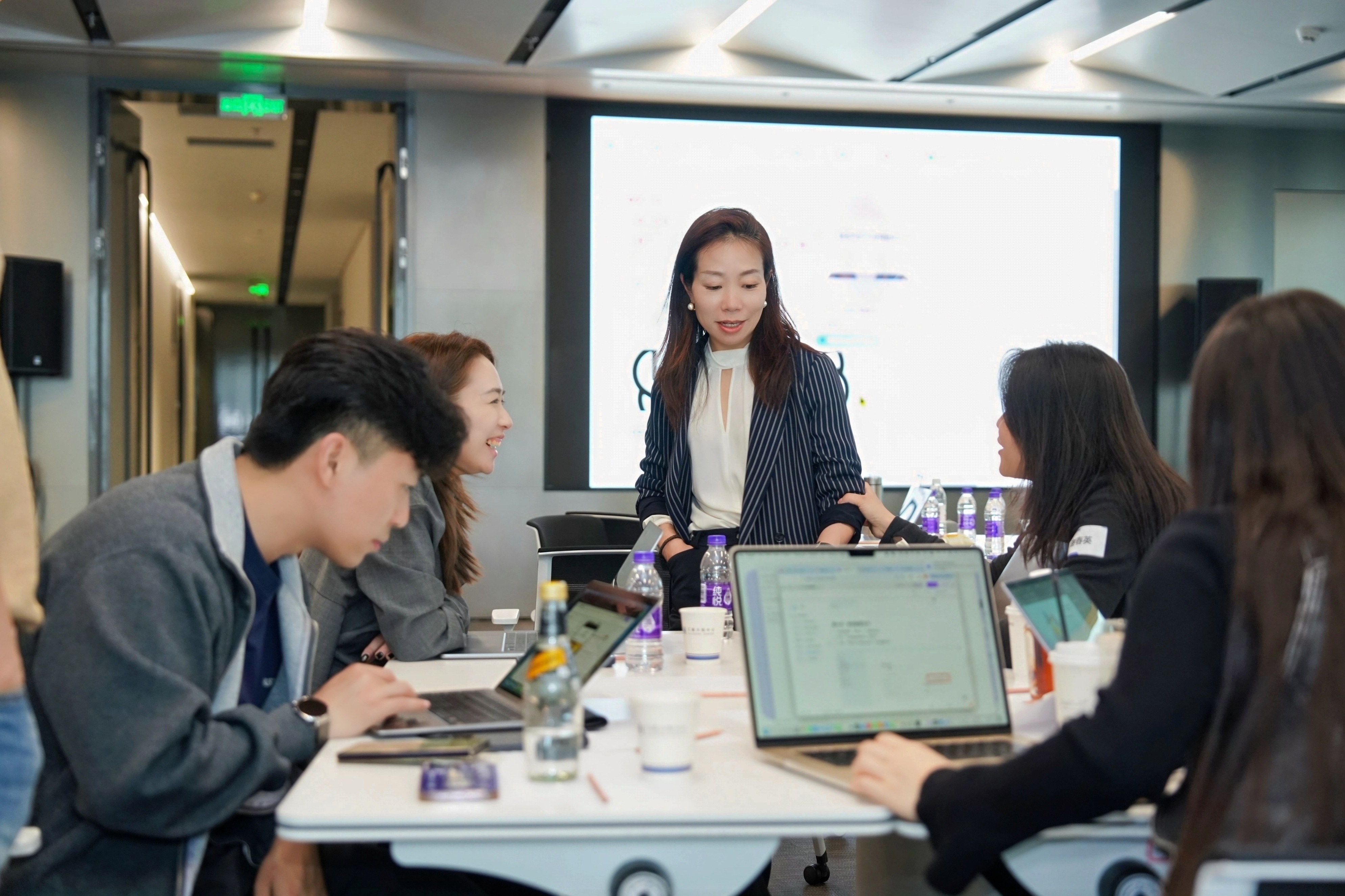 AI 数字员工实战营，企业家与团队投入课堂实操