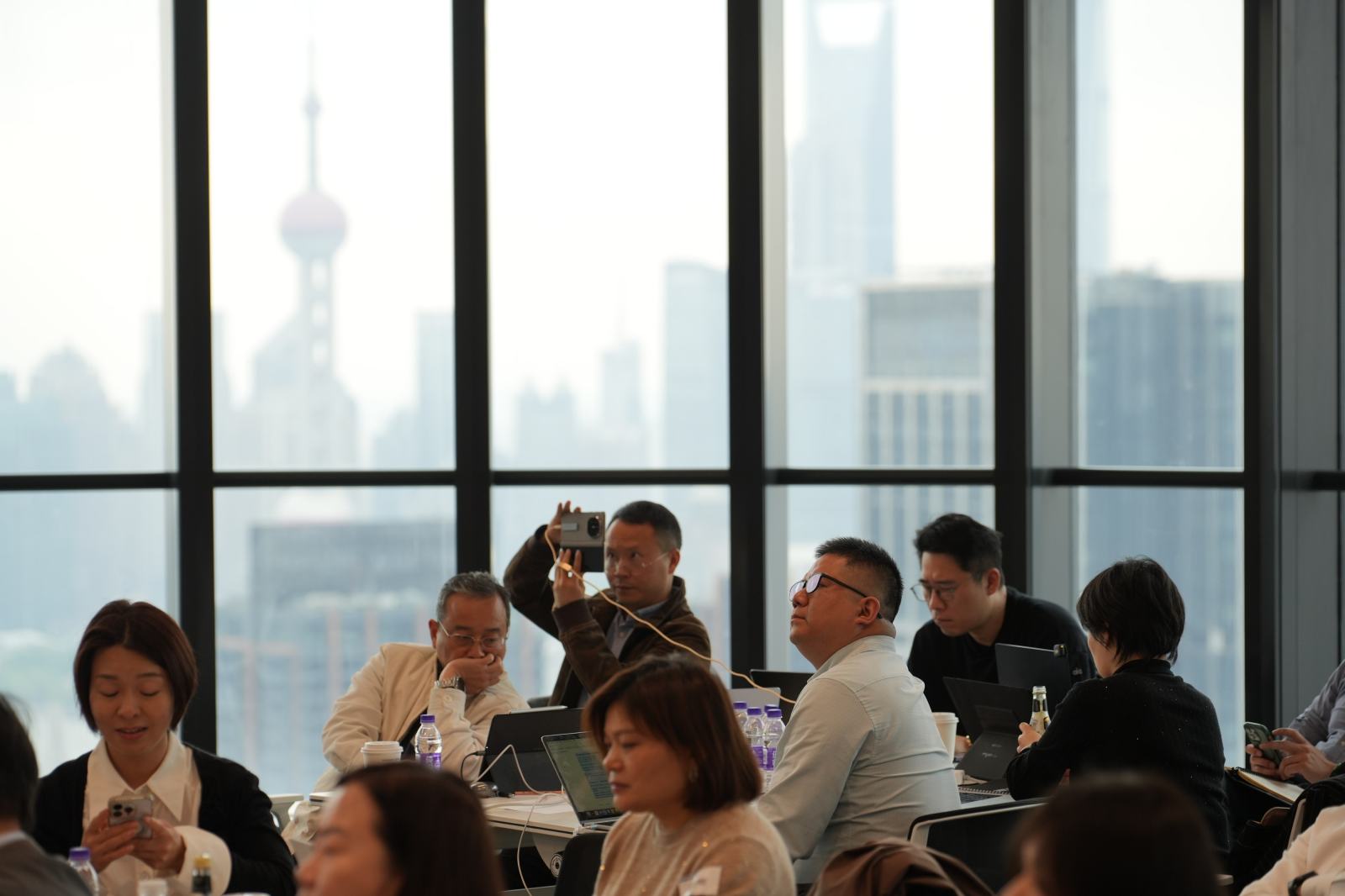 AI 龙虾大会现场，企业家在上海共同学习